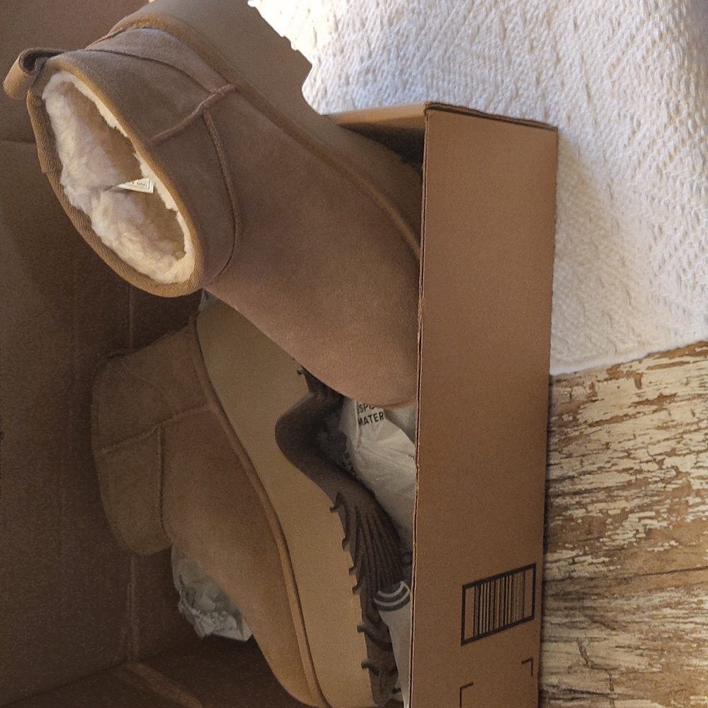UGG PLUSH - Picture 2 of 8